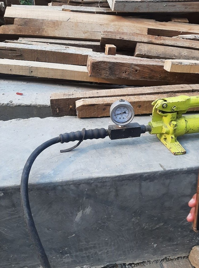 On-site pull-out testing of installed anchors using hydraulic test equipment